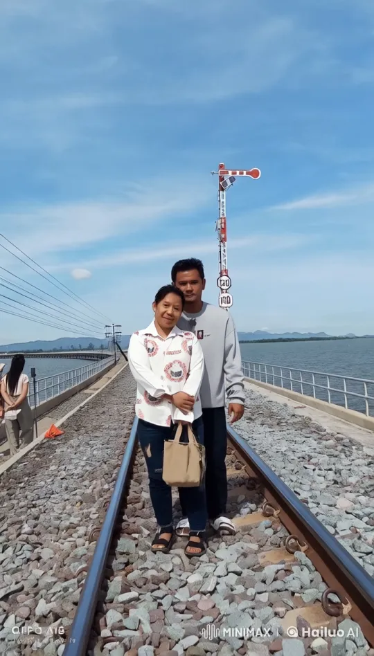 Live2D Animated Kung Fu Fight on Railway Bridge – AI Generated Video | Hailuo AI