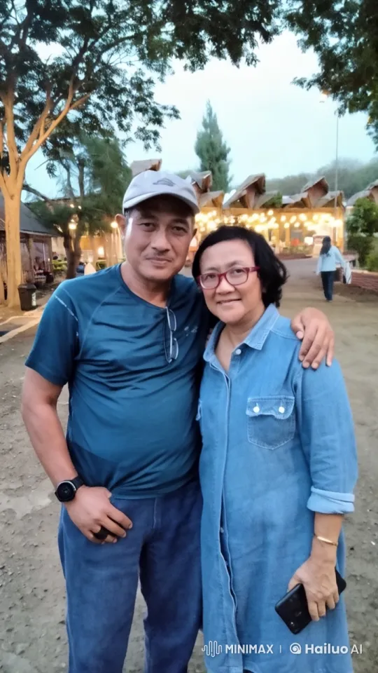 Couple Embracing in Intimate Evening Setting – AI Generated Video | Hailuo AI