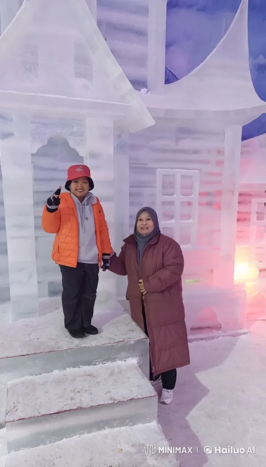 Dynamic Martial Arts Fight in Ice Sculpture Setting – AI Generated Video | Hailuo AI
