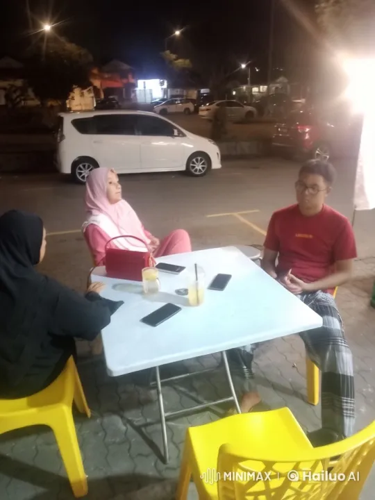 Nighttime Streetlight Fight: Dynamic Kungfu Showdown – AI Generated Video | Hailuo AI