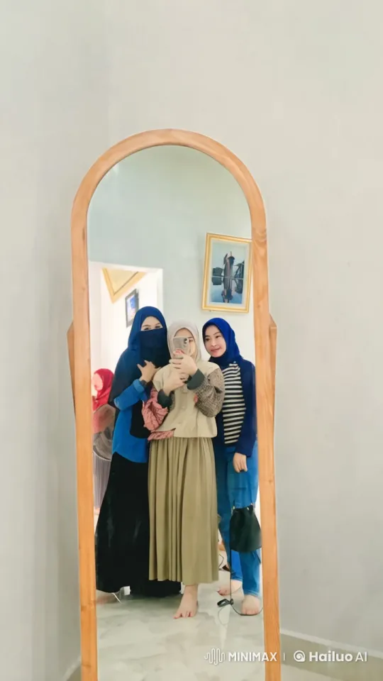 Three Individuals Perform Synchronized Kungfu in Mirror – AI Generated Video | Hailuo AI