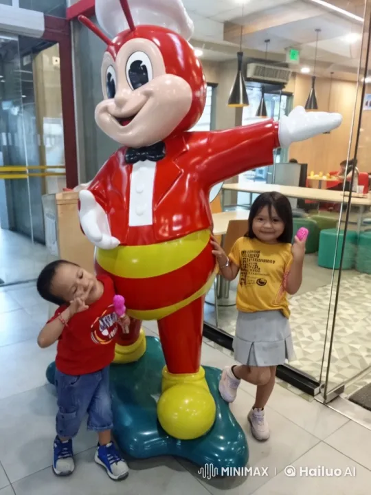 Jollibee Restaurant: Joyful Encounter with Mascot – AI Generated Video | Hailuo AI