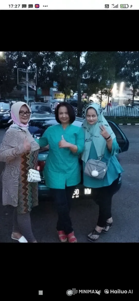 Women Practicing Kung Fu in Parking Lot at Dusk – AI Generated Video | Hailuo AI