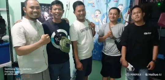Casual Group Performs Coordinated Kung Fu Routine – AI Generated Video | Hailuo AI