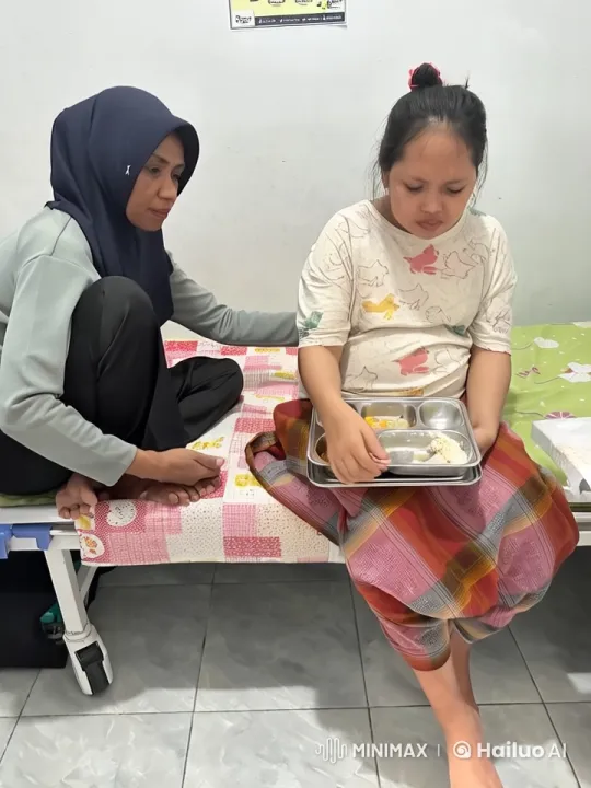 Girl Eats on Bed, Companion Offers Support – AI Generated Video | Hailuo AI