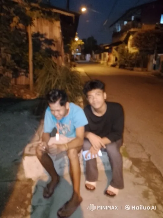 Nighttime Kung Fu Showdown on a Quiet Sidewalk – AI Generated Video | Hailuo AI
