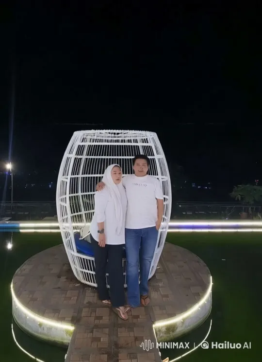 Romantic Night: Couple's Lively Kung Fu in Lighted Cage – AI Generated Video | Hailuo AI