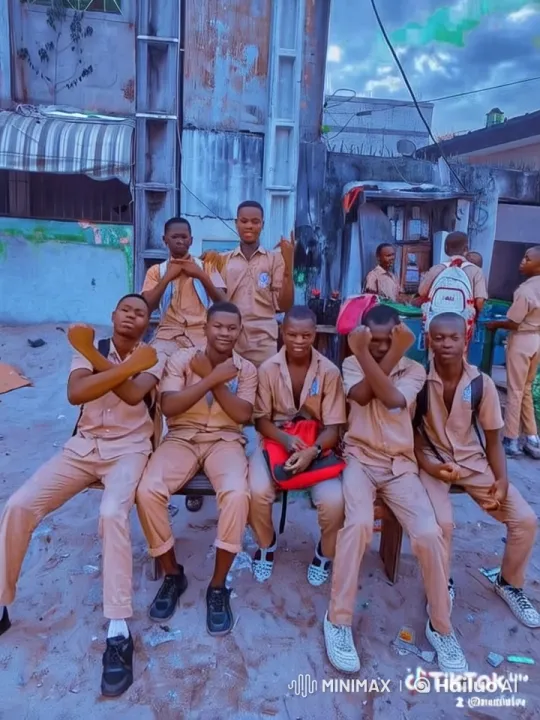 Urban Setting Students' Animated Martial Arts Scene – AI Generated Video | Hailuo AI