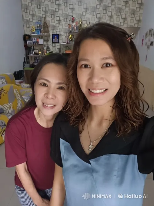 Women Embrace in Cozy Living Room, Animated in Live2D Style – AI Generated Video | Hailuo AI
