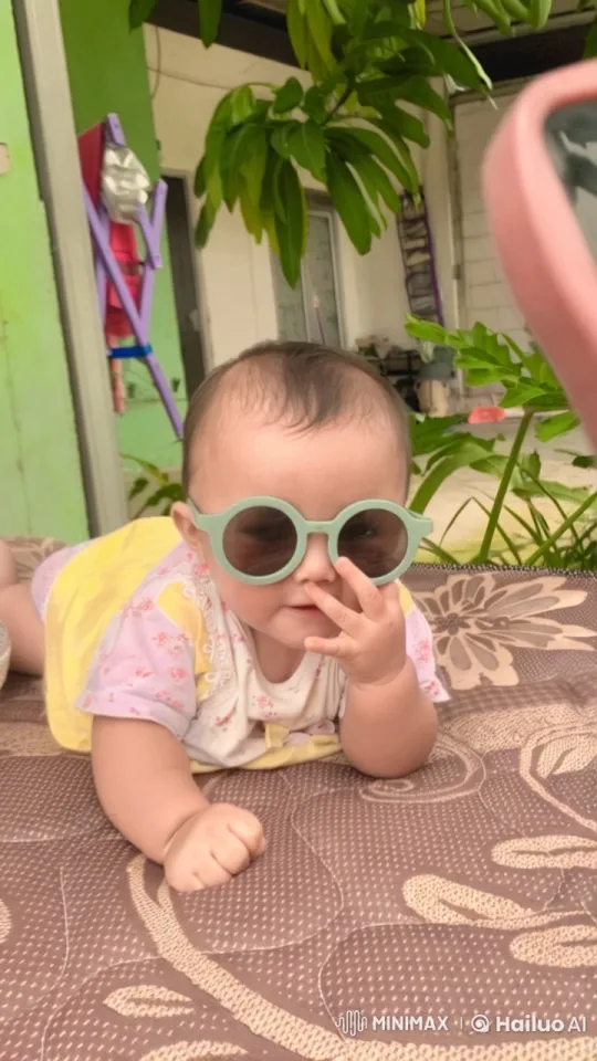 Baby's Determined Effort to Stand Up Outdoors – AI Generated Video | Hailuo AI