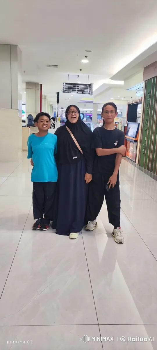 Live2D Animated Short: Martial Arts Trio in Shopping Mall – AI Generated Video | Hailuo AI