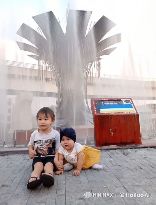 Children Perform Energetic Kung Fu in Front of Modern Fountain – AI Generated Video | Hailuo AI