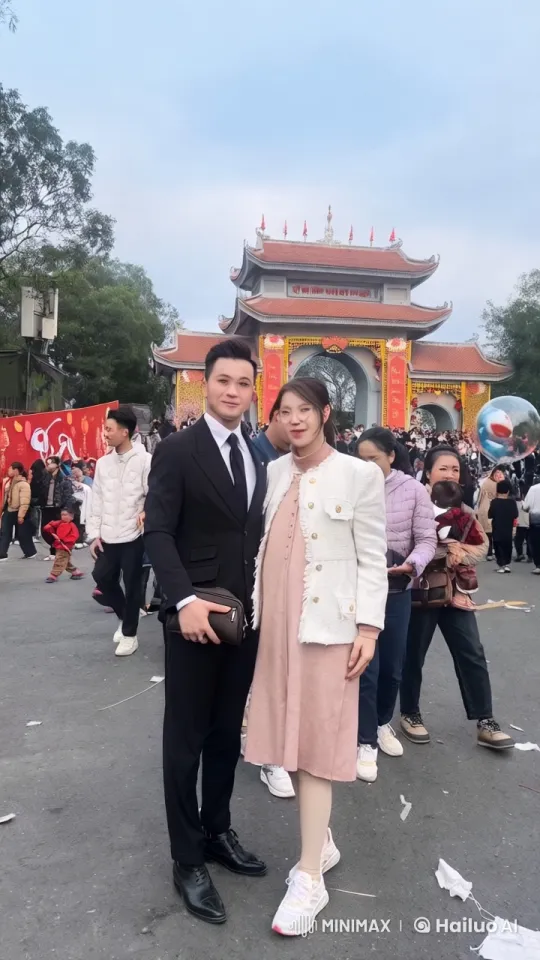 Festive Crowd Witness Couple's Sudden Fight – AI Generated Video | Hailuo AI