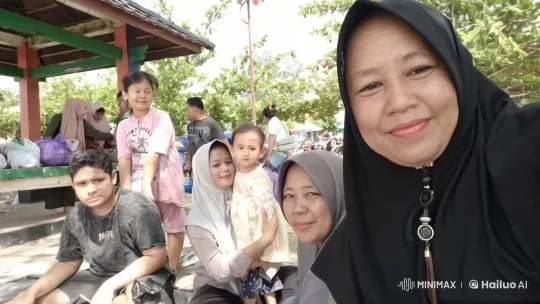 Live2D Video: Dynamic Kung Fu Demonstration in Bustling Outdoor Setting – AI Generated Video | Hailuo AI
