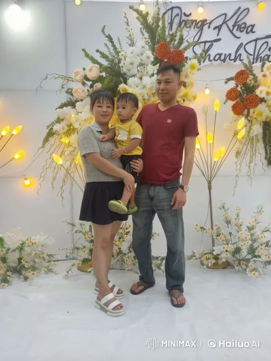 Family Celebrates with Floral Backdrop and Fairy Lights – AI Generated Video | Hailuo AI
