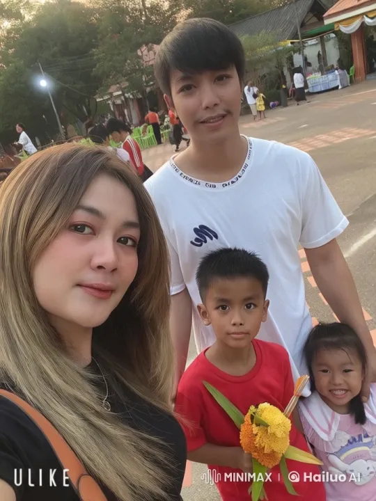 Family Performs Synchronized Martial Arts in Casual Setting – AI Generated Video | Hailuo AI