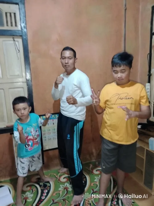 Family Practicing Kung Fu in Coordinated Sequence – AI Generated Video | Hailuo AI