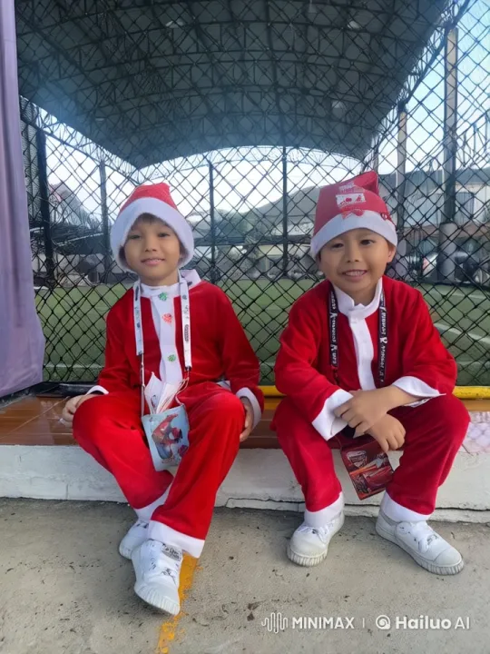 Santa-Costumed Kids Perform Energetic Kung Fu in Live2D Animation – AI Generated Video | Hailuo AI