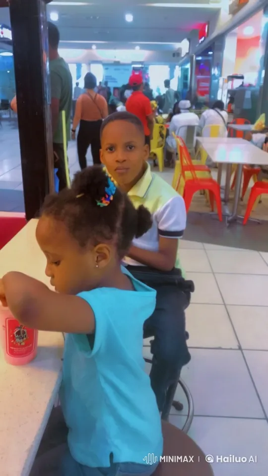 Minion Surprises Toddler with Banana in Mall Food Court – AI Generated Video | Hailuo AI