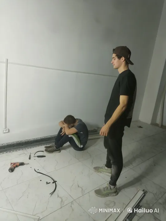 Renovation Scene: Concern and Exhaustion in Live2D – AI Generated Video | Hailuo AI