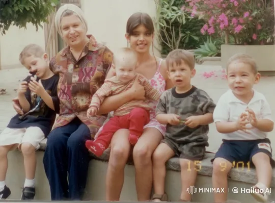 Family Gathering on a Garden Bench – AI Generated Video | Hailuo AI