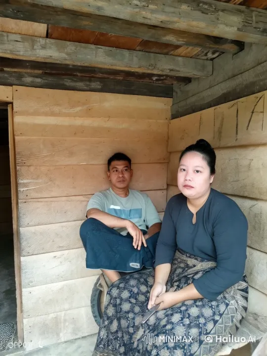 Rustic Setting: Two Individuals in Comfortable Interaction – AI Generated Video | Hailuo AI