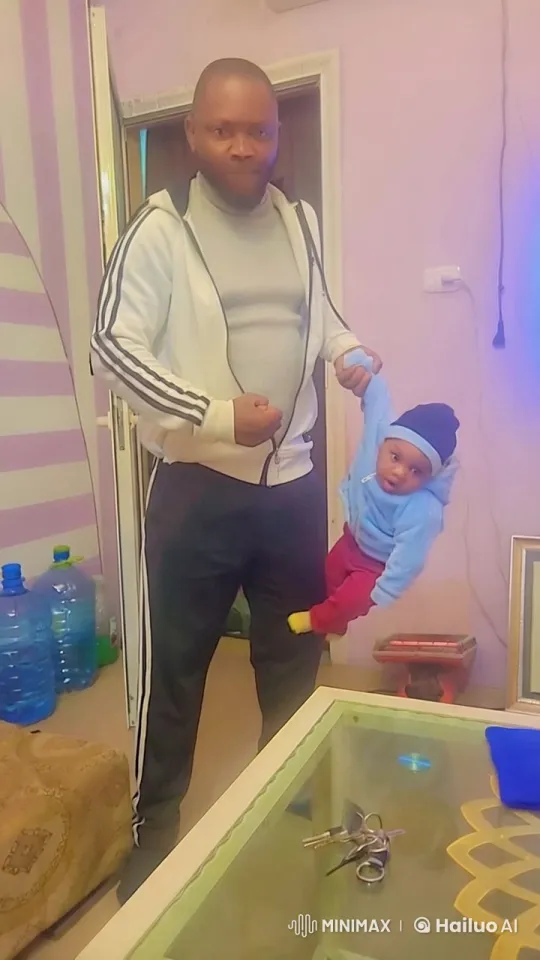 Man Playfully Demonstrates Strength with Child – AI Generated Video | Hailuo AI