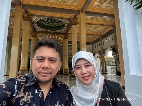Grand Building and Figures in Live2D Animation – AI Generated Video | Hailuo AI