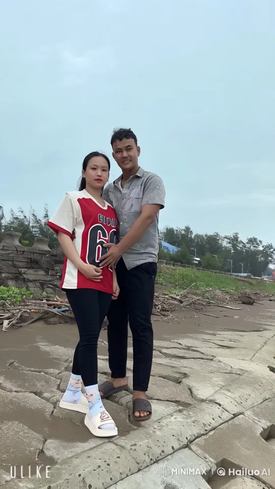 Couple Displays Martial Arts Prowess on Rocky Beach – AI Generated Video | Hailuo AI