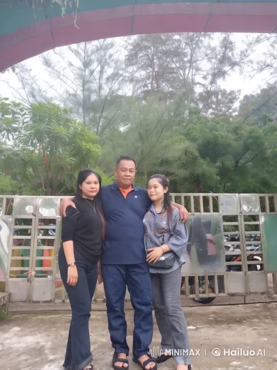 Affectionate Trio in Lush Outdoor Setting – AI Generated Video | Hailuo AI