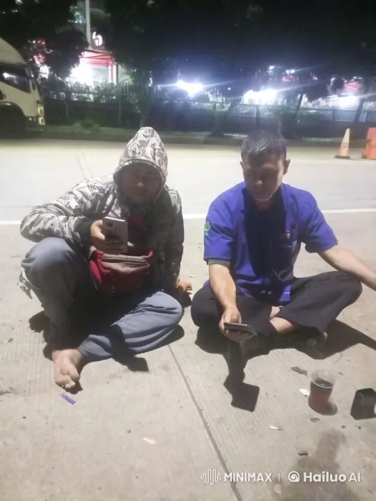 Nighttime Street Fight Scene with Dynamic Martial Arts – AI Generated Video | Hailuo AI