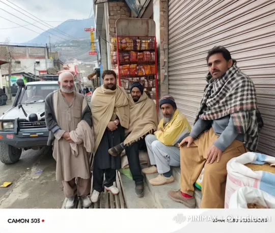 Rustic Street Showdown: Five People Prepare for Battle – AI Generated Video | Hailuo AI