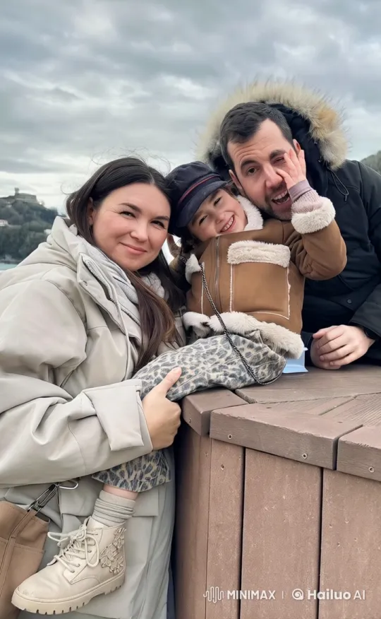 Family Enjoying a Warm Day at San Sebastián Beach – AI Generated Video | Hailuo AI