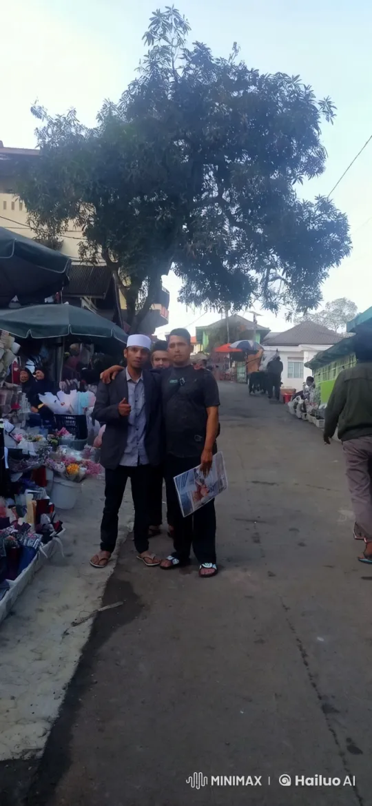 Market Street Fight: Skilled Combat Amidst Daily Bustle – AI Generated Video | Hailuo AI
