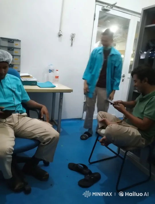 Minion Delivers Banana in Office Setting – AI Generated Video | Hailuo AI