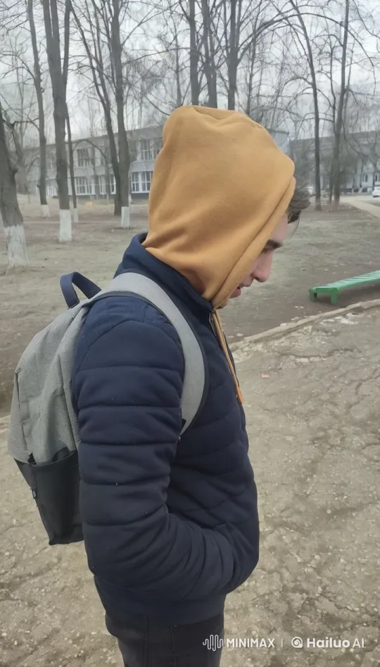 Intimate Park Encounter Amidst Chilly Surroundings – AI Generated Video | Hailuo AI