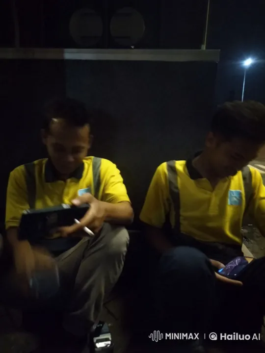 Nighttime Confrontation Between Two Men in Yellow Shirts – AI Generated Video | Hailuo AI