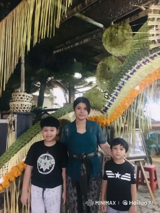 Family Showcases Kungfu Moves in Cultural Festival Setting – AI Generated Video | Hailuo AI
