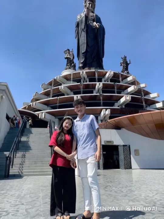 Couple Showcases Martial Arts in Front of Grand Statue – AI Generated Video | Hailuo AI