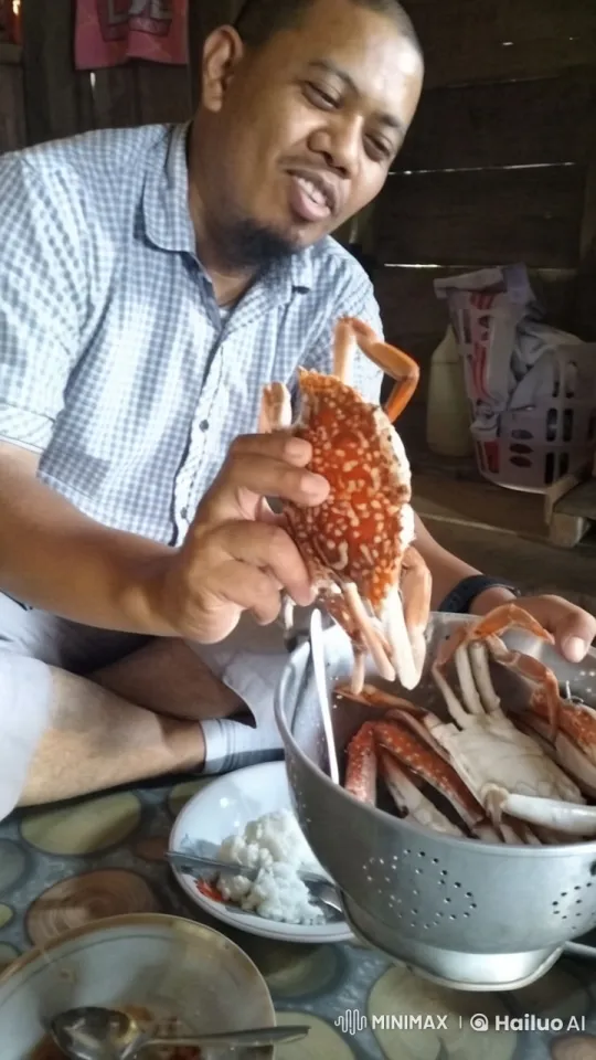 Rustic Man Practices Kung Fu with Crab in Homely Setting – AI Generated Video | Hailuo AI