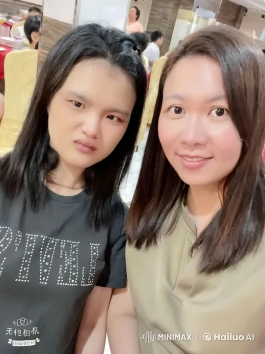 Women Taking Selfie in Lively Restaurant Atmosphere – AI Generated Video | Hailuo AI