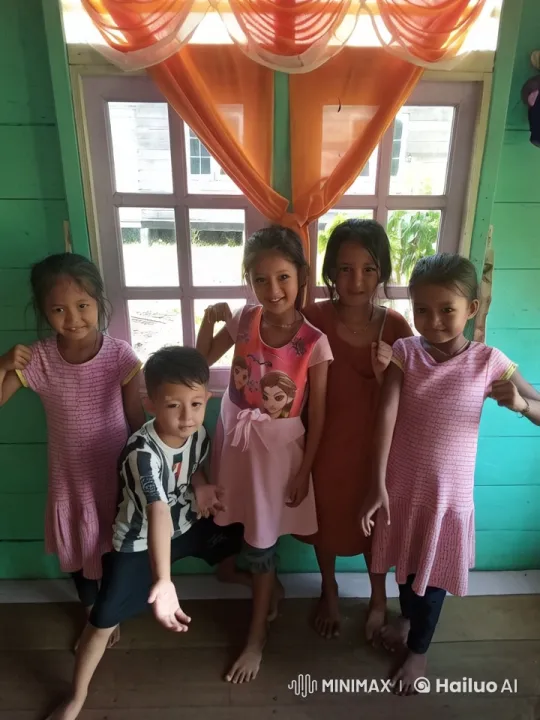 Cheerful Children Posed in Cozy, Animated Room – AI Generated Video | Hailuo AI