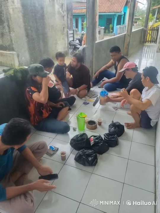 Casual Gathering with Lively Interactions Captured – AI Generated Video | Hailuo AI