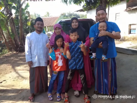 Family in Traditional Attire Showcases Kungfu Poses in Slow-Motion Video – AI Generated Video | Hailuo AI