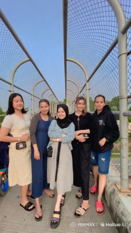 Live2D Video: Kung Fu Mastery on Pedestrian Bridge – AI Generated Video | Hailuo AI