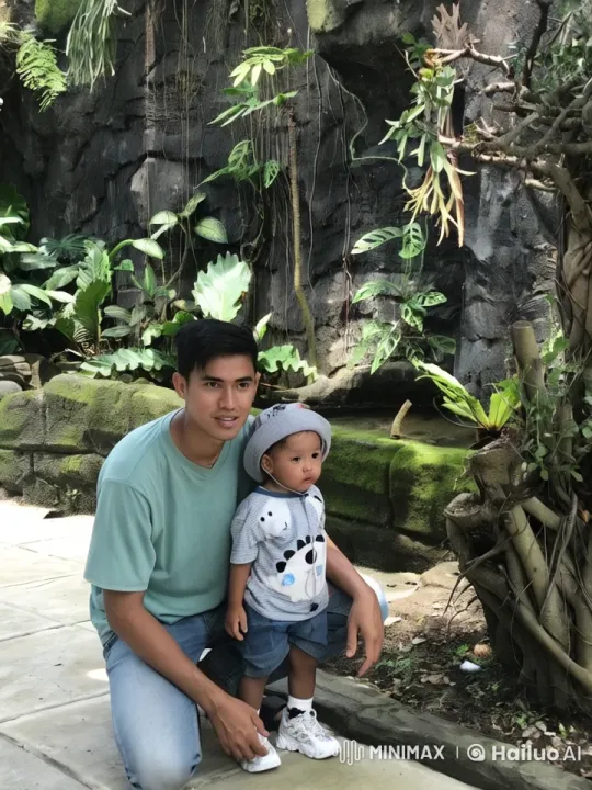 Playful Mock Battle in Tropical Setting with Dynamic Live2D Models – AI Generated Video | Hailuo AI