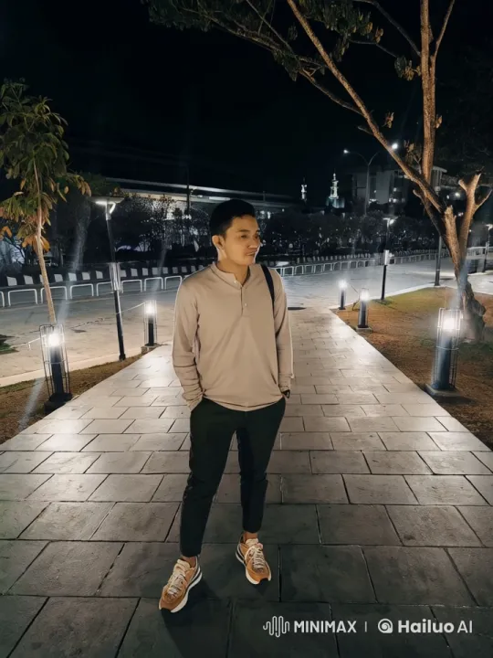 Young Man Performs Impressive Kungfu Moves in Urban Park – AI Generated Video | Hailuo AI