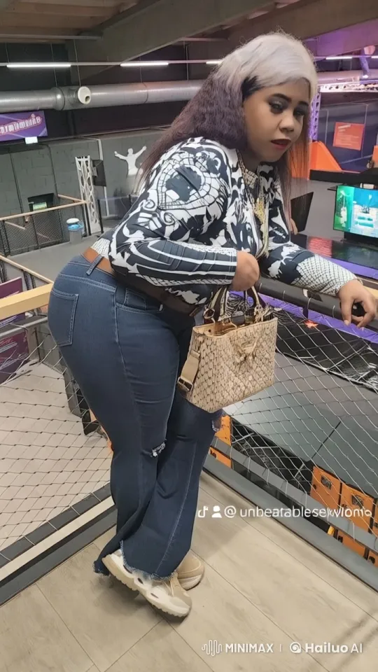 Chic Woman Showcases Dance and Fashion in Live2D Video – AI Generated Video | Hailuo AI