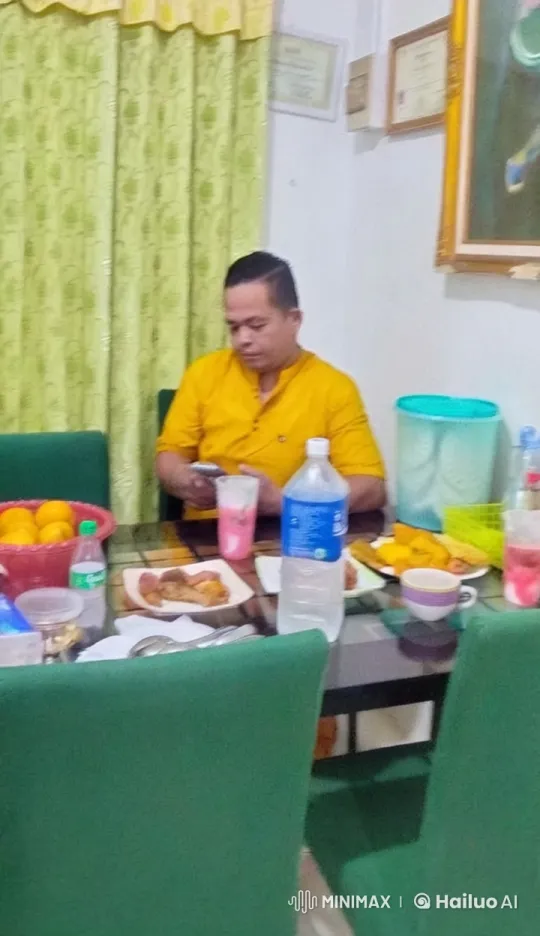 Man with Phone Meets Eagle at Dining Table – AI Generated Video | Hailuo AI