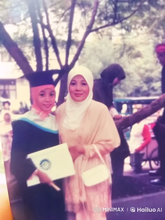 Graduate Embraces Mother at Ceremony Amidst Celebratory Atmosphere – AI Generated Video | Hailuo AI